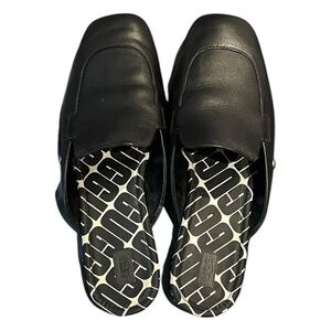 UGG LEATHER SLIP ON LOAFERS SIZE 8